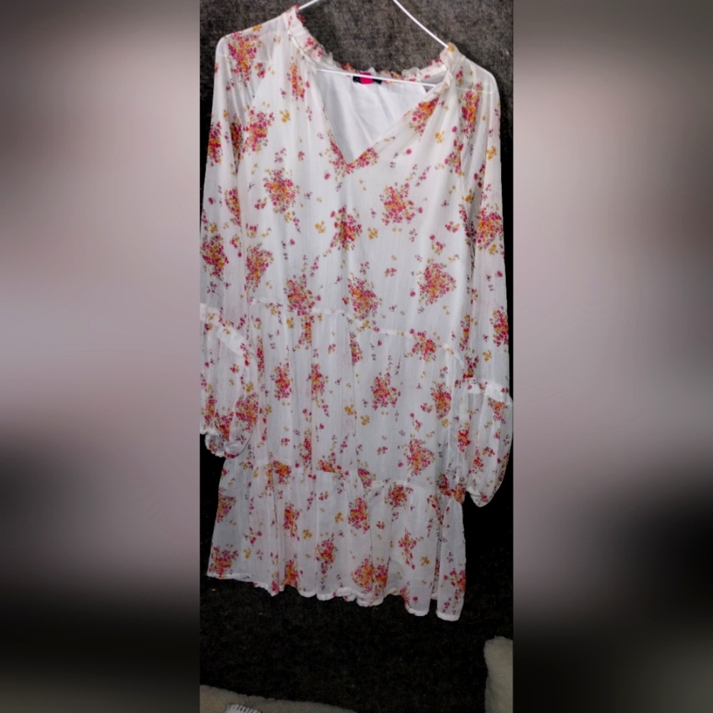 Vincent Camuto dress in white with a floral pattern. Size L